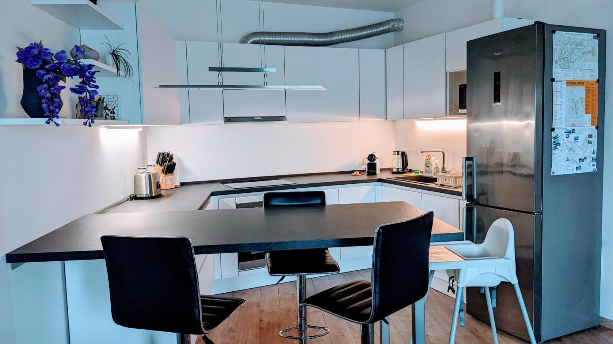 E2 Luxury Oldtown Apt - 2X Parking, Foodstore, Pcscreen, Netflix, Unlimited Music, Crib, Babychair, Fastwifi, Aircon Košice Exteriör bild